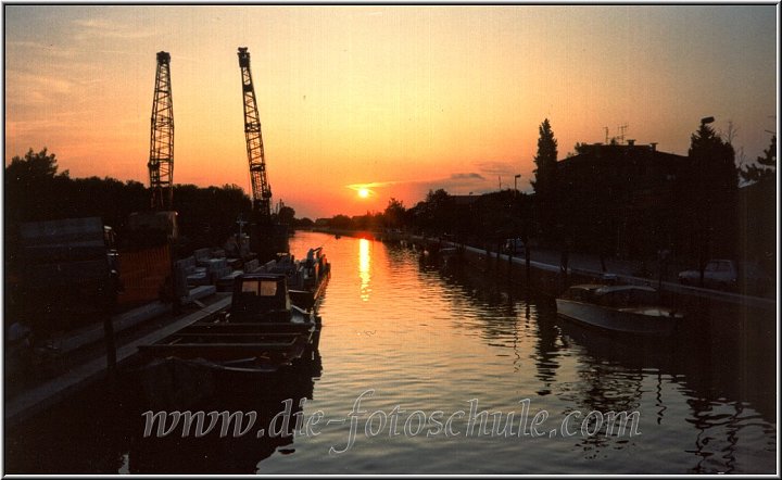 Lagune Sonnenuntergang mit Booten.jpg - Am späten Nachmittag nahe Cavallino.